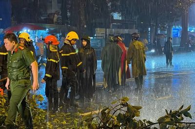 Cây gãy rơi trúng xe máy ở đường An Dương Vương, một người tử vong