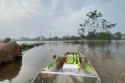 Hà Nội: Nước lũ rút chậm, nhiều cầu dân sinh vẫn 'mất hút'