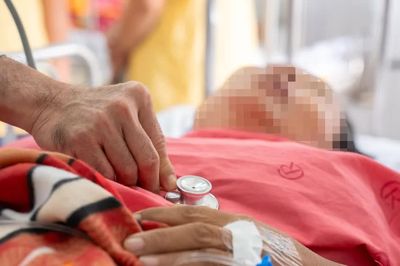 Vụ cây gãy đổ trong cơn mưa tại TPHCM: Người vợ đa chấn thương