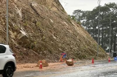 Nhiều tảng đá rơi xuống đèo Prenn (Đà Lạt) sau mưa lớn