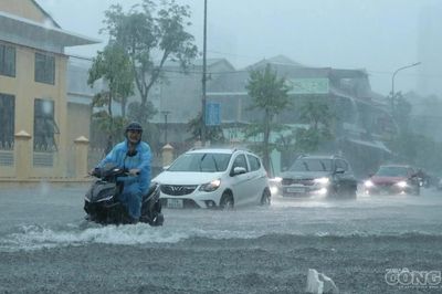 Mưa trắng trời, nhiều tuyến phố đô thị Vinh ngập sâu