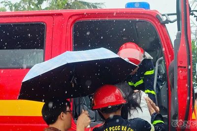 Điều xe cứu nạn đưa thai phụ đến bệnh viện khi đường biến thành 'sông'