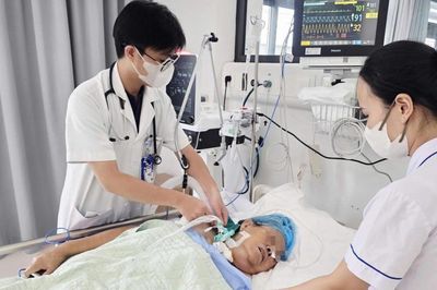 Người đàn ông phải cấp cứu vì vết xước khuỷu tay