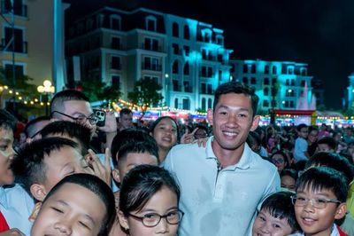 Tiền vệ Hai Long vui cùng em nhỏ tại Lễ hội trăng rằm Quảng Ninh