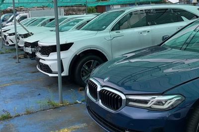 Lô xe ô tô ngập nước lên sàn đấu giá không có khách mua