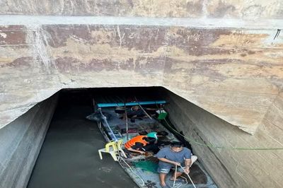 Hà Nội: Cảnh sát cứu 2 người mắc kẹt trong cống Chèm