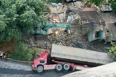 Xe đầu kéo lật ngang đè sập nhà dân ở Cao Bằng, 3 người tử vong tại chỗ