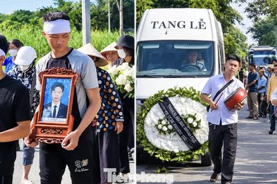 Người mẹ khóc ngất trước di ảnh con trai bị nước cuốn trôi xuống cống ở Hà Nội