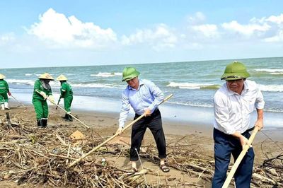 Rác bủa vây biển Sầm Sơn, khẩn trương thu gom làm sạch