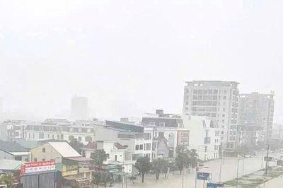 Nghệ An: Mưa lớn gây ngập sâu, nhiều phương tiện mắc kẹt