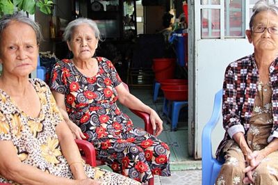 3 chị em lớn tuổi sống chung nhà, chăm nhau lúc đau bệnh, bớt cô đơn