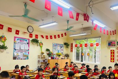 Phụ huynh 'tố' con đau bụng phải nhập viện, phường khẳng định không do ăn bán trú