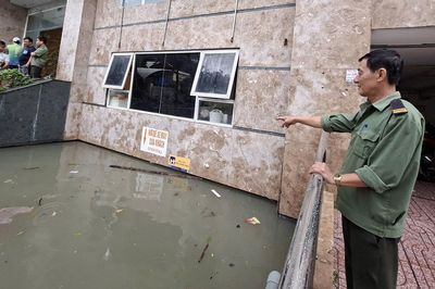 Hầm chung cư ngập sâu 2m, khoảng 30 xe máy cùng nhiều tài sản bị nhấm chìm