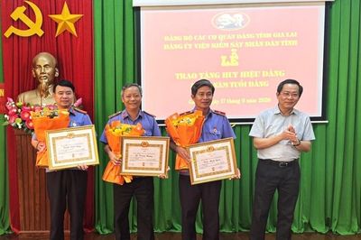 Trao tặng Huy hiệu 35 năm, 30 năm tuổi Đảng cho lãnh đạo VKSND tỉnh Gia Lai