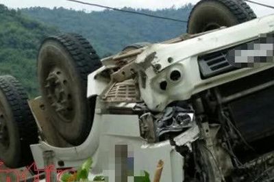 Lật xe đầu kéo tại Cao Bằng khiến 3 người tử vong