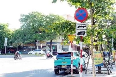 Biển 'cấm dừng, đỗ' vừa lắp lại đã bị thay đổi