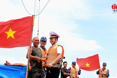 Đồng hành cùng ngư dân vươn khơi bám biển, chống khai thác IUU