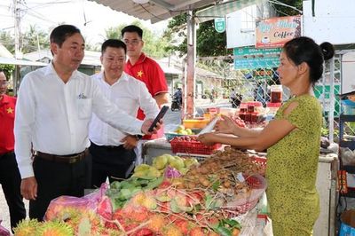 Từ mã QR đến loa báo tiền, chợ quê Vĩnh Long đổi cách giao dịch