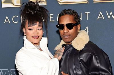 Rihanna cùng con trai xuất hiện trên sân khấu concert của A$AP Rocky