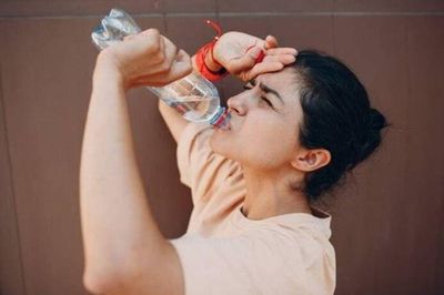 Hay khát nước dù đã uống đủ: 5 nguyên nhân thường gặp