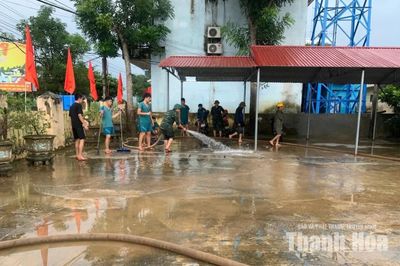 Xã Thành Vinh ra quân vệ sinh môi trường sau mưa lũ