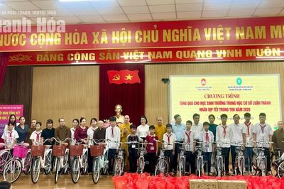 Trao quà trung thu cho học sinh vùng khó