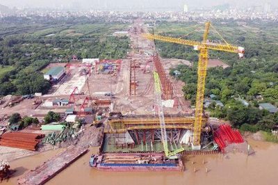 Cầu Tứ Liên đang thi công dầm ngang đỡ mặt cầu chính