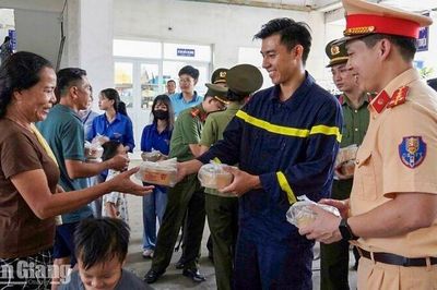 800 suất ăn sáng đến với bệnh nhân khó khăn
