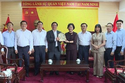 Đoàn công tác tỉnh An Giang chào xã giao Tổng Lãnh sự quán Việt Nam tại Nam Ninh