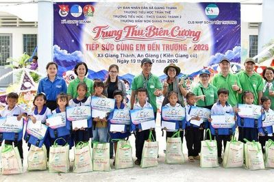 Trao 590 phần quà Tết Trung thu cho học sinh vùng biên Giang Thành