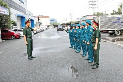 Những chiến sĩ trong nhà máy