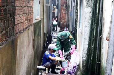 Phường Hải Châu ra quân khơi thông hơn 3.000 cửa thu nước chống ngập úng
