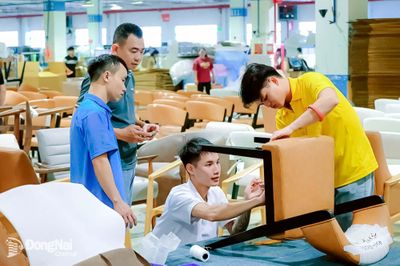 Ðơn hàng tăng, công nhân phấn khởi làm việc