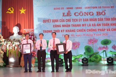 Đồng chí Phạm Văn Chuẩn trao Quyết định công nhận xã Thanh Mỹ là xã An toàn khu