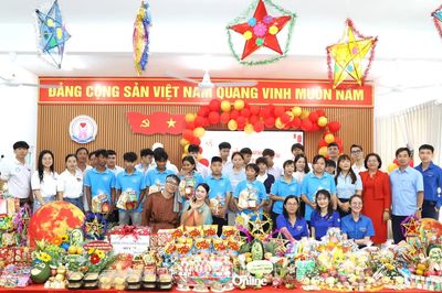 Gần 100 trẻ em có hoàn cảnh đặc biệt tham gia vui Tết Trung thu