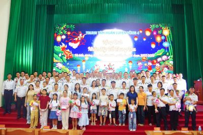Trung tâm Huấn luyện Vùng 4 Hải quân tặng quà Trung thu cho thiếu nhi