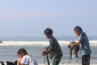Cùng chung tay dọn rác thải đại dương tại khu vực biển Mũi Né