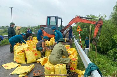Phường Nguyễn Úy tập trung xử lý sự cố sạt trượt mái thượng lưu đê tả Đáy