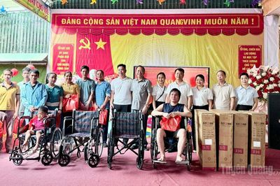 Trên 70 triệu đồng tặng quà cho học sinh xã Hùng Lợi