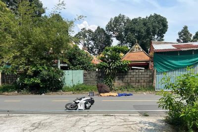 TP.HCM: Xe máy va chạm vào cửa nhà dân, nam thanh niên tử vong