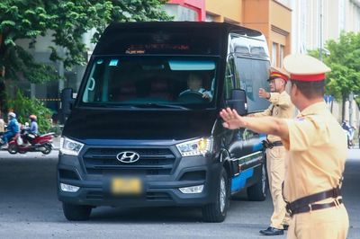 Hà Nội: CSGT bí mật ghi hình, xử lý loạt xe Limousine đón trả khách trái phép