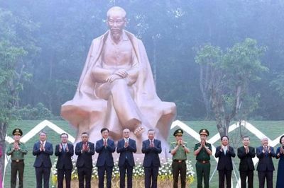 Lễ kỷ niệm 72 năm Ngày Bác Hồ về thăm Đền Hùng và khánh thành Tượng đài 'Bác Hồ với ngày hội non sông'