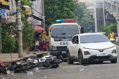 Tài xế lái ôtô tông vào quán nhậu làm 2 người bị thương