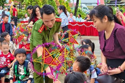 Công an xã Bản Lầu mang trung thu ấm áp đến với trẻ em nơi biên giới