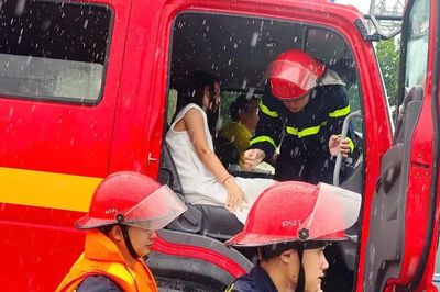 Công an tỉnh Nghệ An kịp thời hỗ trợ người dân trong mưa lớn, ngập lụt