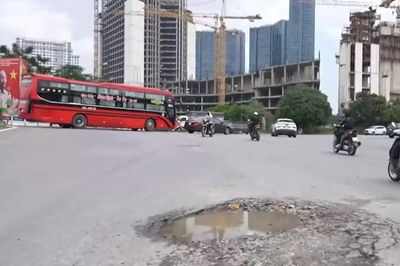 Đường mới cải tạo đã bị xuống cấp, hư hỏng