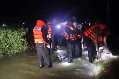 Cảnh sát cơ động xuyên đêm đắp đê chống lũ sông Bùi