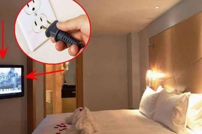 Các cặp đôi thường rút phíc cắm TV sau khi nhận phòng khách sạn: Vì sao?