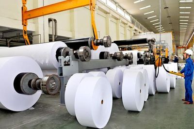 Doanh nghiệp sản xuất giấy cần căn cứ lượng khí thải, nước thải để thực hiện thủ tục môi trường