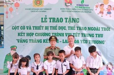 Cơ quan UBKT Đảng ủy Công an TPHCM mang 'Vầng trăng kết nối - lan toả yêu thương' đến học sinh vùng sâu